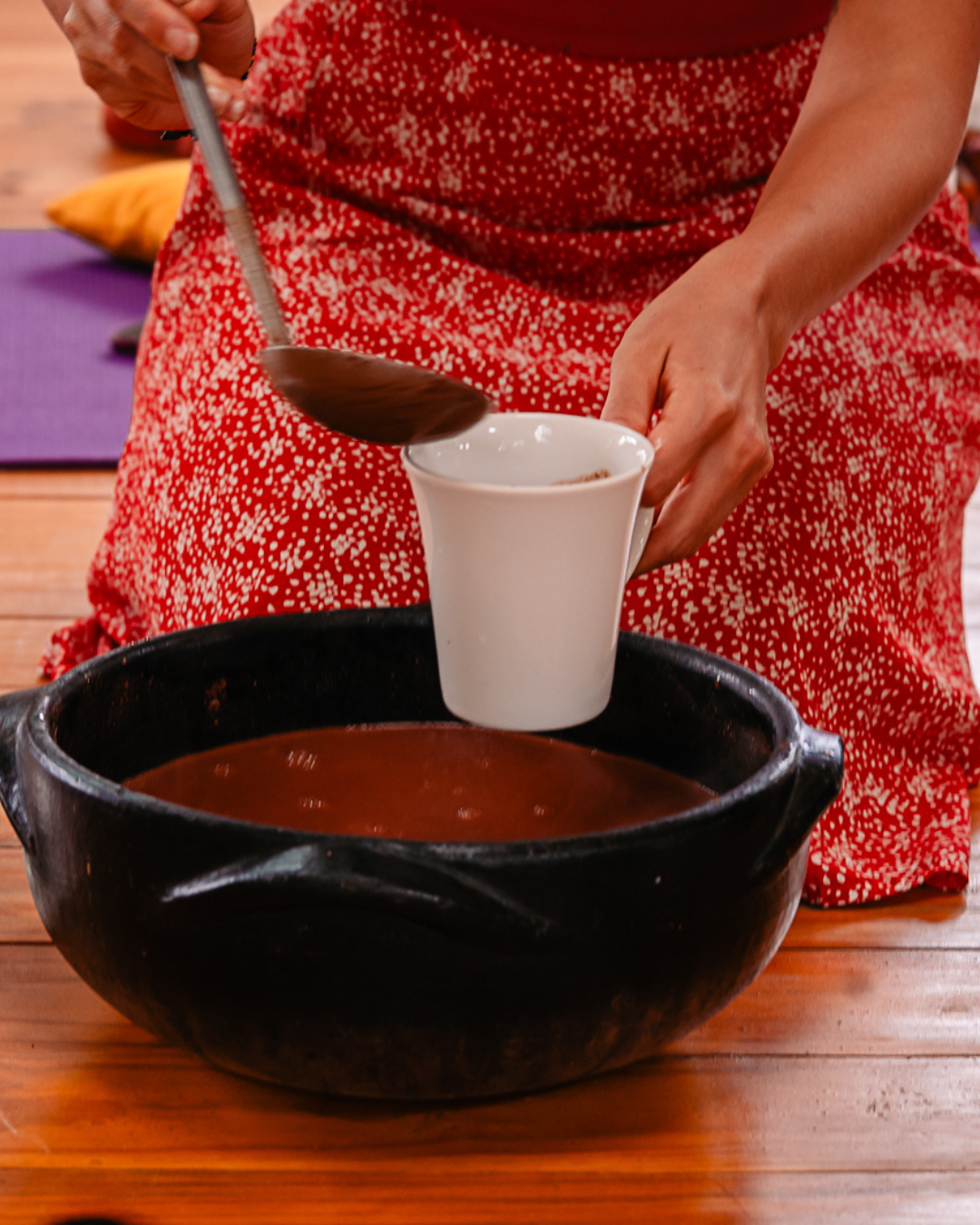 Preparo da bebida de cacau em cerimônia
